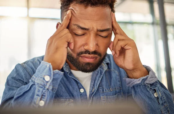 Młody Człowiek Wygląda Zestresowanego Bólem Głowy Mężczyzna Czuje Się Niespokojny — Zdjęcie stockowe
