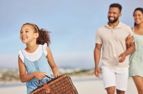 Adorable Little Girl Carrying Basket Walking Ahead Excited Picnic Beach — Φωτογραφία Αρχείου