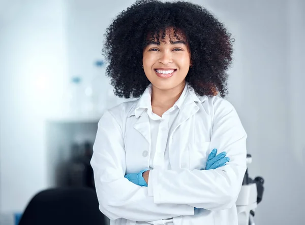Portrait Beautiful Young African American Woman Afro Wearing Labcoat Gloves — Stok fotoğraf