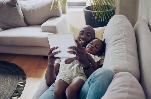 Een Vader Dochter Die Thuis Samen Een Digitale Tablet Gebruiken — Stockfoto