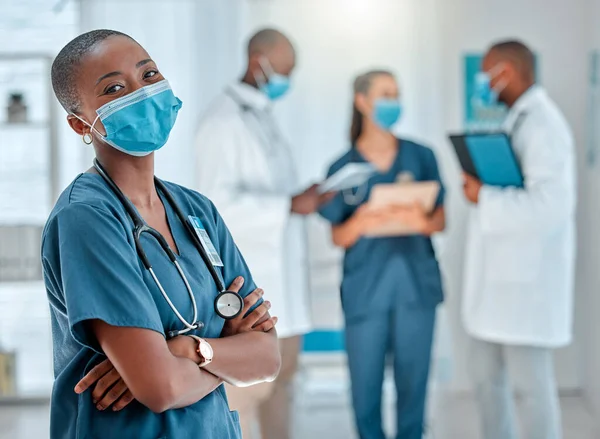 Médica Americana Africana Madura Braços Cruzados Enquanto Trabalhava Hospital Profissional — Fotografia de Stock