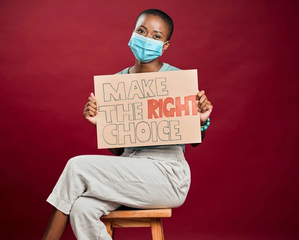 African American Covid Vaccinated Woman Showing Holding Poster Wearing Surgical — Stockfoto