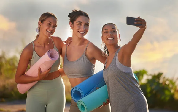 Beautiful Yoga Women Using Cellphone Take Selfies While Holding Yoga — ストック写真
