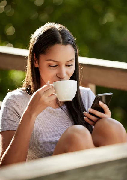 Attractive Young Woman Sitting Alone Enjoying Cup Coffee While Using — 图库照片
