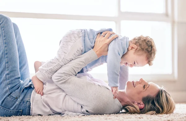 Woman Bonding Her Baby Boy Home — Zdjęcie stockowe
