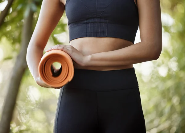Unrecognizable Young Female Athlete Standing Her Yoga Mat Outdoors — Stockfoto