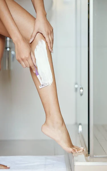 Tanınmayan Bir Kadın Evde Bacaklarını Tıraş Ediyor — Stok fotoğraf