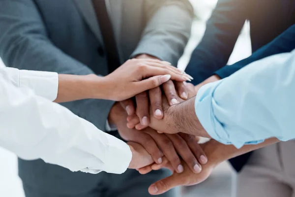 Equipo Empresarios Apilando Sus Manos Motivación — Foto de Stock