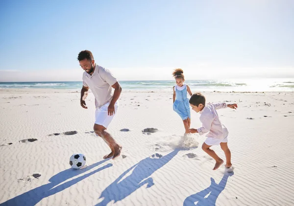Active Father Two Children Playing Soccer Beach Single Dad Having — Φωτογραφία Αρχείου