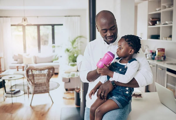 Een Gelukkige Vader Voeden Tijd Doorbrengen Met Zijn Kleine Dochter — Stockfoto