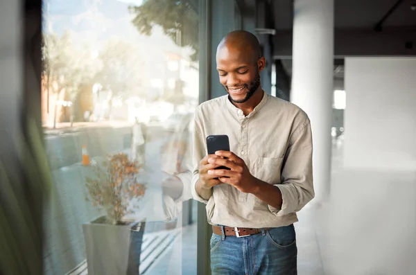 Веселий Афроамериканець Який Друкує Повідомлення Телефону Роботі Щасливий Бізнесмен Який — стокове фото