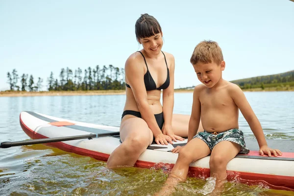 Attractive Young Woman Her Son Having Fun Out Lake — Foto Stock