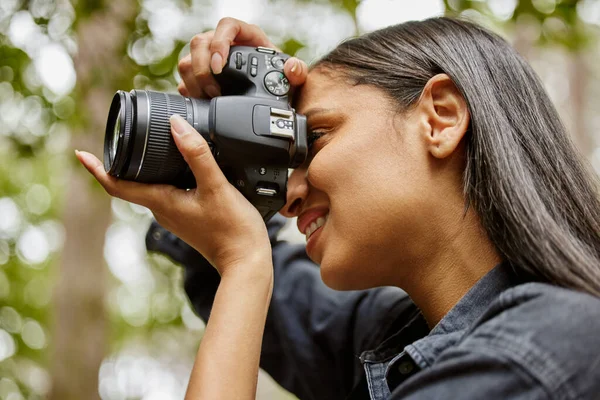 Attractive Young Woman Taking Photographs While Hiking Wilderness — Φωτογραφία Αρχείου