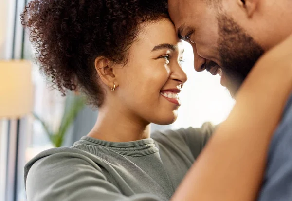 Feliz Casal Misto Abraçando Enquanto Relaxa Casa Marido Hispânico Despreocupado — Fotografia de Stock