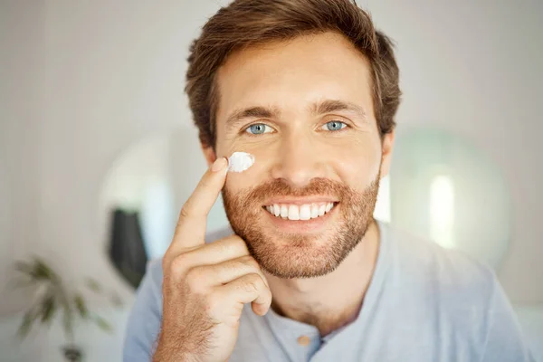 One Handsome Man Applying Cream Moisturiser His Face Bathroom Home — Stockfoto