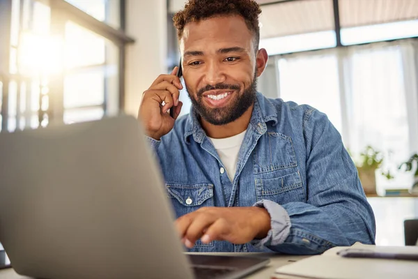 Smiling Entrepreneur Making Call His Cellphone Working Home Freelance Businessman — Stok fotoğraf