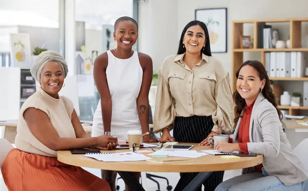 Portrait Diverse Group Young Ethnic Business Women Having Brainstorm Meeting — Fotografia de Stock