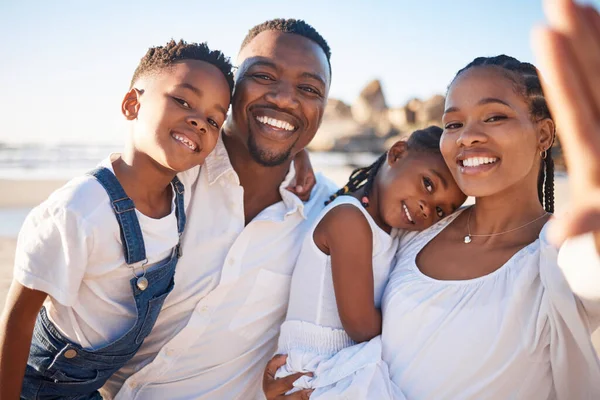 Happy Young African American Mother Holding Camera While Taking Selfie — ストック写真