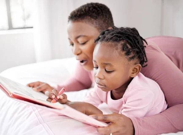 Een Mooie Jonge Vrouw Binding Met Haar Dochter Bed Thuis — Stockfoto