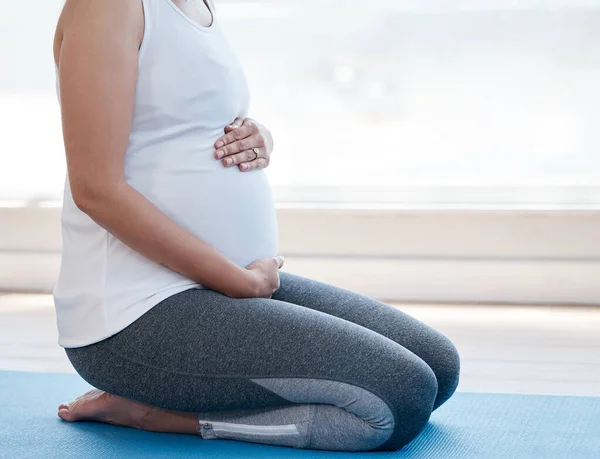 Pregnant Woman Doing Yoga Home — Φωτογραφία Αρχείου