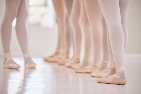 Mujer Instructora Danza Primer Plano Enseñando Una Clase Ballet Grupo — Foto de Stock