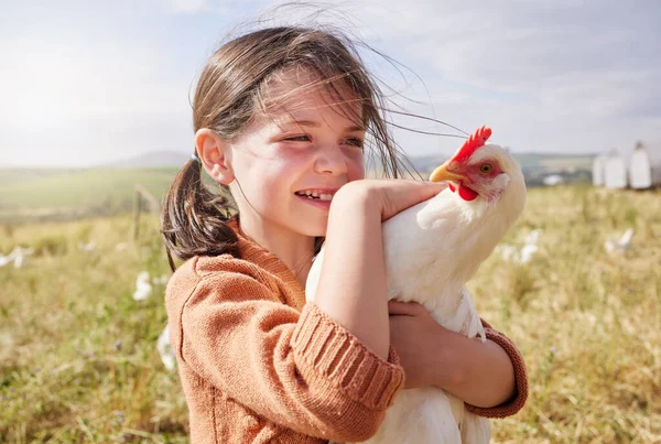 Прелестная Маленькая Девочка Держит Курицу Ферме — стоковое фото