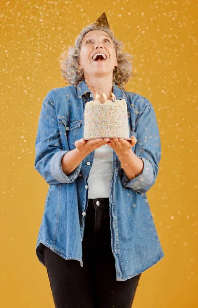 One Happy Mature Caucasian Woman Wearing Birthday Hat Holding Cake — Foto de Stock