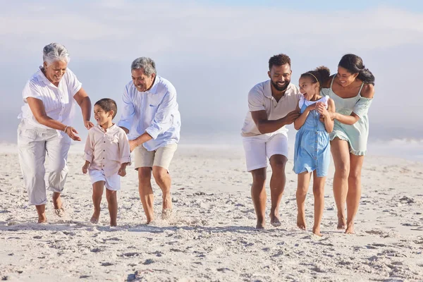 Verspielte Mehrgenerationenfamilie Urlaub Mit Spaß Strand Gemischte Rassenfamilie Mit Zwei — Stockfoto