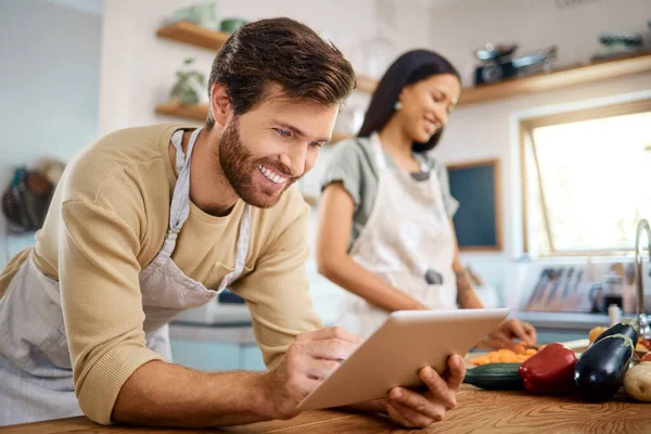 Primer Plano Joven Feliz Navegando Tableta Digital Busca Receta Para — Foto de Stock