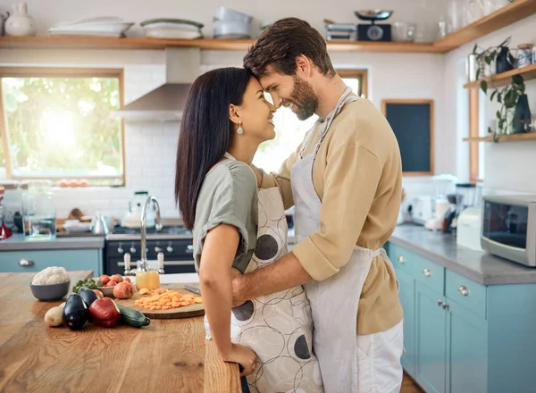 Happy Interracial Couple Touching Foreheads While Sharing Romantic Intimate Moment — Fotografia de Stock