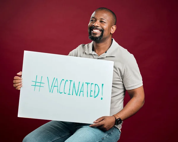 Африканский Американец Вакцинированный Ковидом Показывает Держит Плакат Улыбающийся Чёрный Мужчина — стоковое фото
