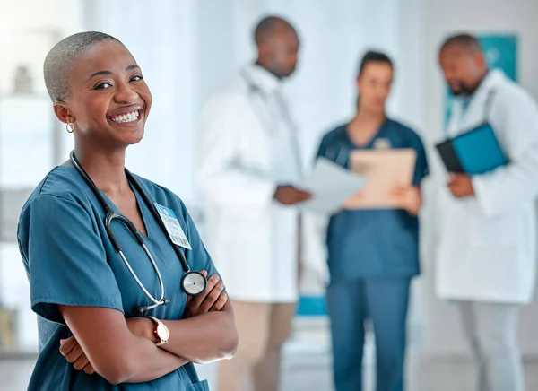 Médica Americana Africana Madura Braços Cruzados Enquanto Trabalhava Hospital Profissional — Fotografia de Stock