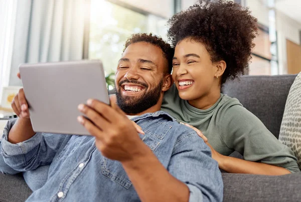 Casal Raça Mista Sorrindo Usar Tablet Digital Juntos Casa Joyful — Fotografia de Stock