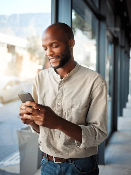 Mladý Africký Americký Podnikatel Píše Zprávu Telefonu Práci Šťastný Muž — Stock fotografie