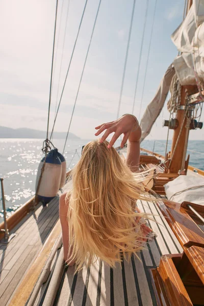 Blonde Woman Shaking Out Hair Lying Boat Cruising Italy Blonde — Foto de Stock