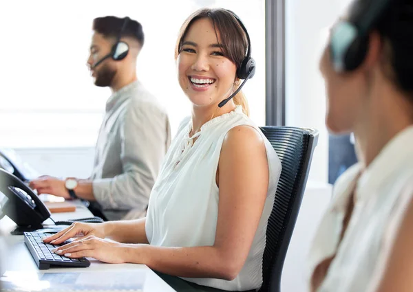 Attractive Young Call Centre Agent Sitting Office Her Colleagues — Stock Photo, Image