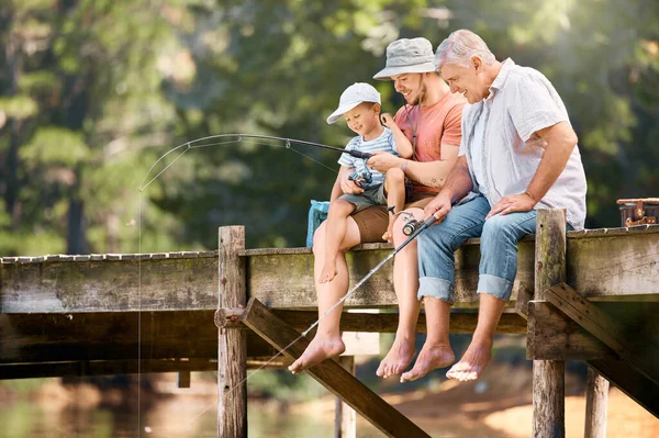 Een Kleine Jongen Vissen Met Zijn Vader Grootvader Bij Een — Stockfoto