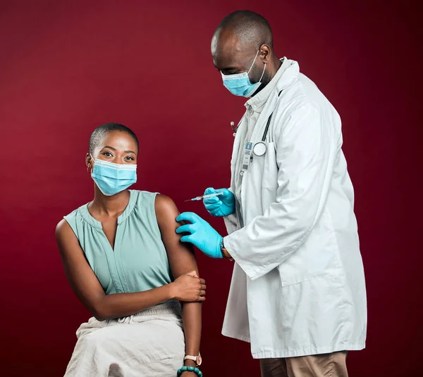 African American Doctor Giving Covid Vaccine Black Woman Wearing Surgical — Fotografia de Stock
