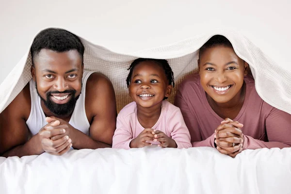 Young Family Bonding Bed Together — Stock Photo, Image