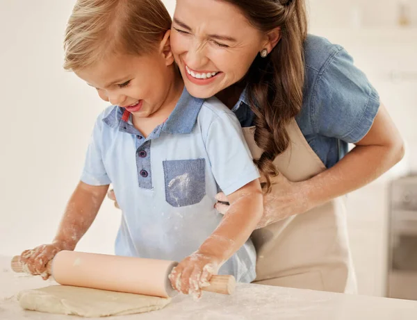 Een Jonge Moeder Rollen Deeg Met Haar Zoon — Stockfoto