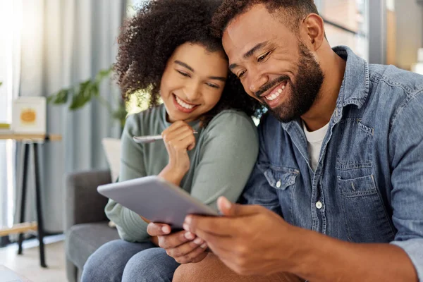 Glückliches Junges Mischlingspaar Lächelt Während Hause Gemeinsam Ein Digitales Tablet — Stockfoto