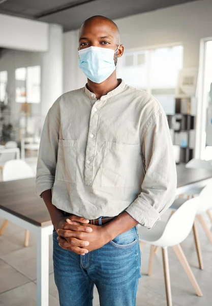 Giovane Uomo Affari Afroamericano Piedi Ufficio Con Una Maschera Lavoro — Foto Stock