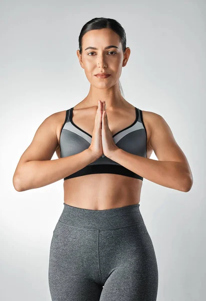 Estúdio Retrato Uma Jovem Desportiva Meditando Contra Fundo Cinza — Fotografia de Stock