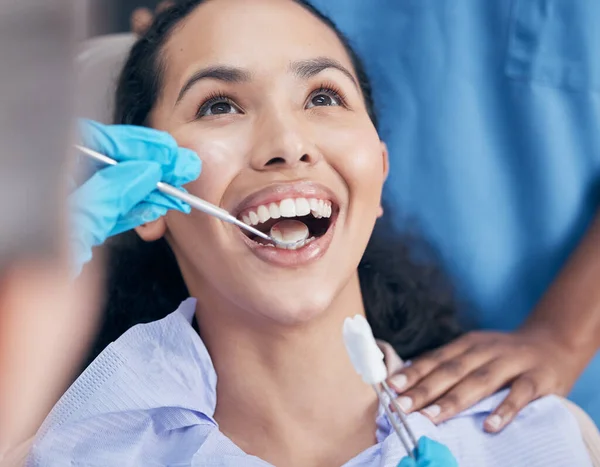 Dentista Que Verifica Progresso Paciente Jovem — Fotografia de Stock