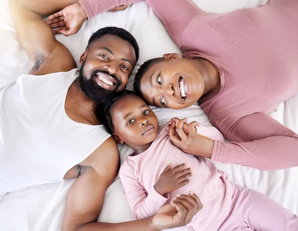 Young Family Bonding Bed Together — Stock Photo, Image