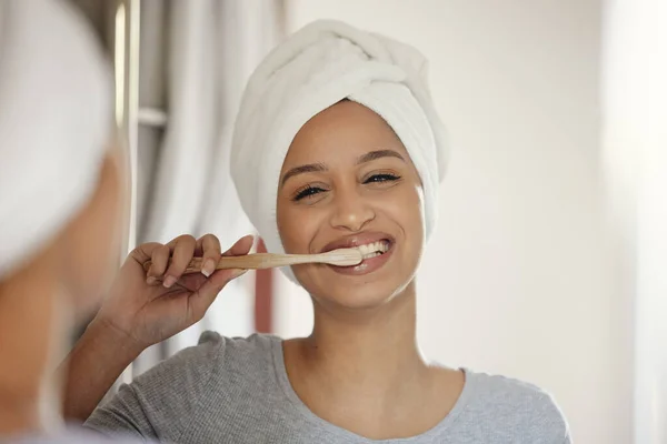 Genç Bir Kadın Evde Dişlerini Fırçalıyor — Stok fotoğraf