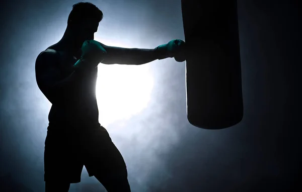 Karanlık Bir Spor Salonunda Kum Torbasıyla Dövüşen Tanınmayan Bir Boksörün — Stok fotoğraf