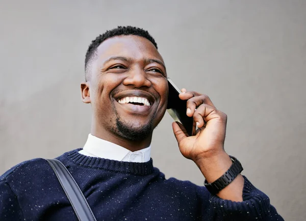 Afroameričan Muž Telefonát Svým Mobilním Zařízením Mimo Budovu Během Dne — Stock fotografie