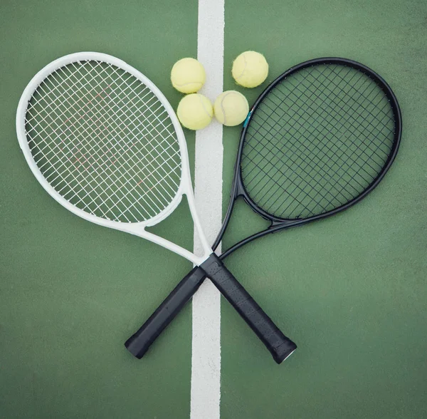 View Two Tennis Rackets Balls Empty Court Sports Club Aerial — Φωτογραφία Αρχείου