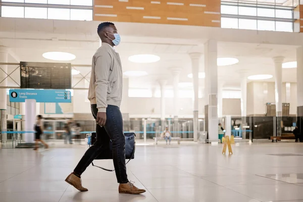 African American Businessman Travelling Alone Walking Train Station While Wearing —  Fotos de Stock